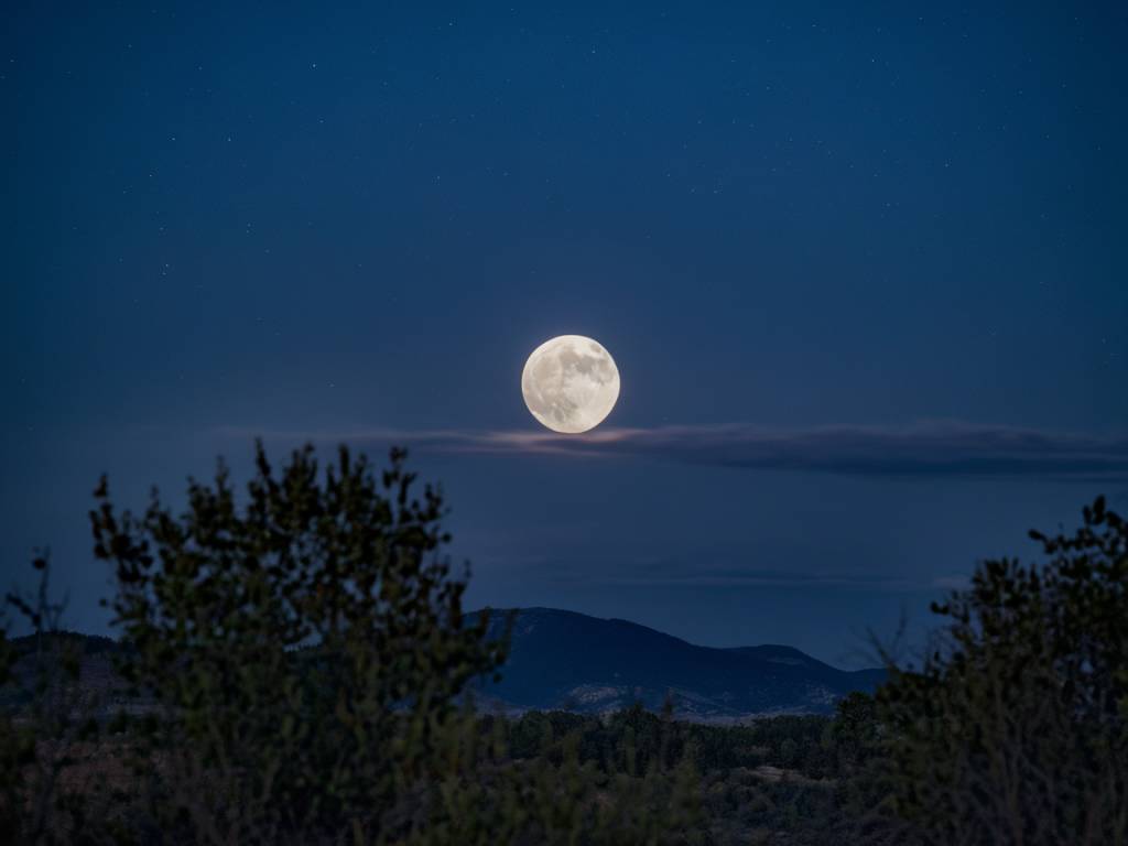 "Les révolutions intérieures de la pleine lune dans les signes fixes : une approche astrologique"